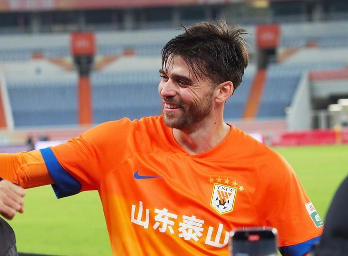 金年会官网入口-德转宣！津门虎敲定阿代米离队最佳替身，曾跟克雷桑搭档踢葡超